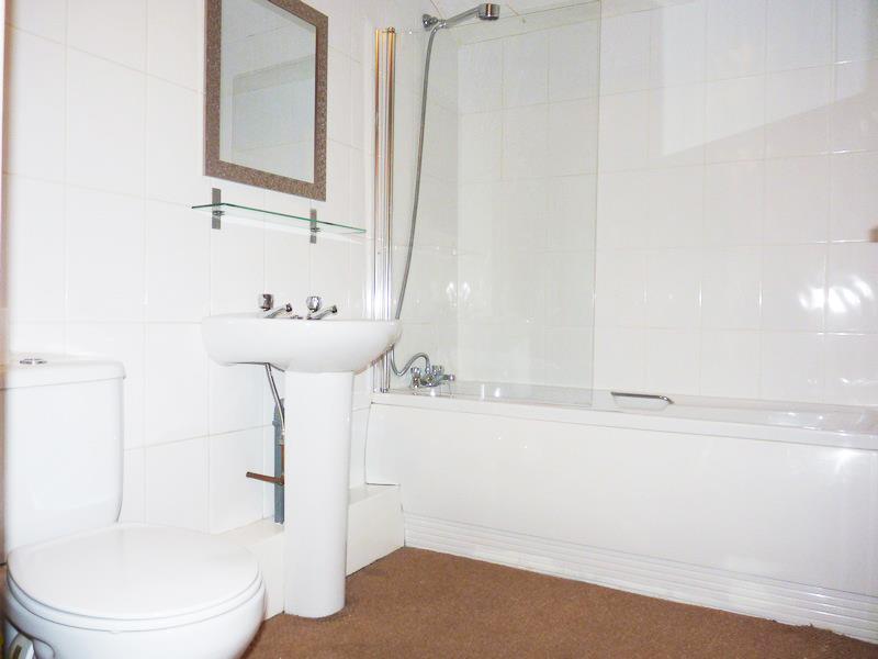 2 bedroom flat Let Agreed in Barnoldswick - P1740308.jpg